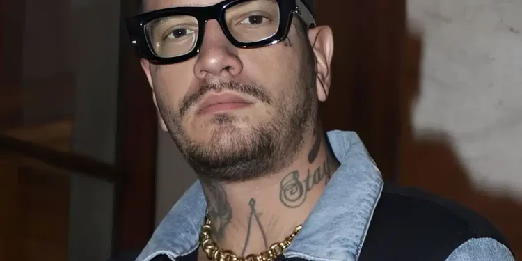 Χαμός με τον Snik στο Ντουμπάι – Φόρεσε τεpάστιες πράσινες παντόφλες 430 εupώ και έτρεχαν όλοι από πίσω του