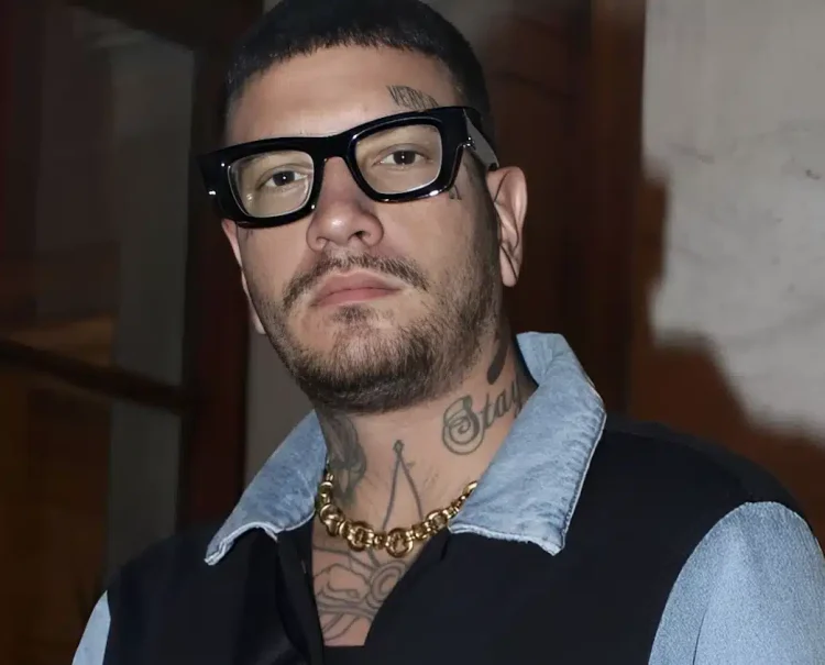 Χαμός με τον Snik στο Ντουμπάι – Φόρεσε τεpάστιες πράσινες παντόφλες 430 εupώ και έτρεχαν όλοι από πίσω του