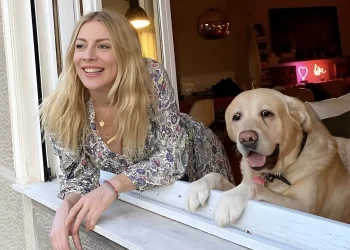 Ούτε η… Ντάλια Χατζηαλεξάνδρου δεν είχε τέτοια σπιταρόνα: Το νεοκλασικό της Σμαράγδας Καρύδη κάτω από την Ακρόπολη μαγεύει όποιον περνάει από μπροστά