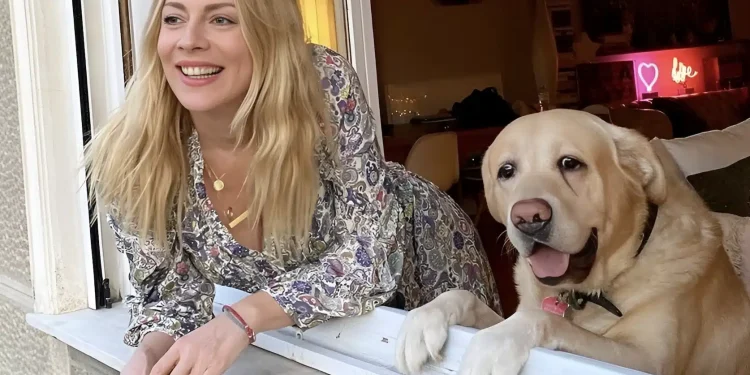 Ούτε η… Ντάλια Χατζηαλεξάνδρου δεν είχε τέτοια σπιταρόνα: Το νεοκλασικό της Σμαράγδας Καρύδη κάτω από την Ακρόπολη μαγεύει όποιον περνάει από μπροστά