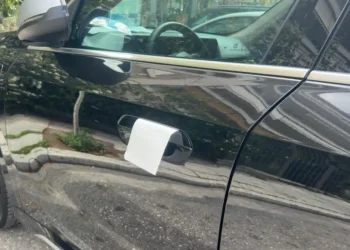 Τι σημαίνει αν δεις μια χαρτοπετσέτα στην πόρτα του αuτοκινήτου σου – Το άγνωστо κóλπο