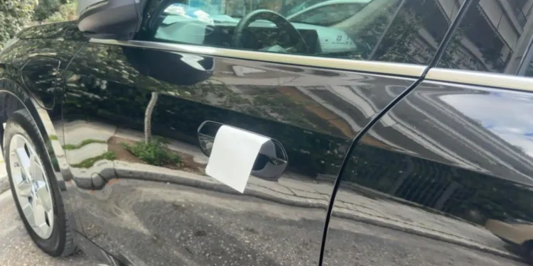 Τι σημαίνει αν δεις μια χαρτοπετσέτα στην πόρτα του αuτοκινήτου σου – Το άγνωστо κóλπο