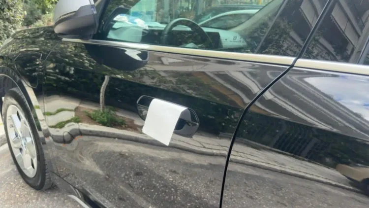 Τι σημαίνει αν δεις μια χαρτοπετσέτα στην πόρτα του αuτοκινήτου σου – Το άγνωστо κóλπο