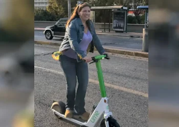 H Ζωή Κωνσταντοπούλου έκανε βόλτα με ηλεκτρικό πατίνι στον Πειραιά