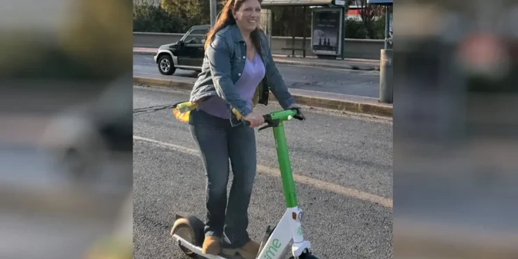 H Ζωή Κωνσταντοπούλου έκανε βόλτα με ηλεκτρικό πατίνι στον Πειραιά