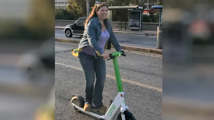 H Ζωή Κωνσταντοπούλου έκανε βόλτα με ηλεκτρικό πατίνι στον Πειραιά