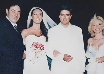 Με μίνι νυφικό, ξώφτερνο πέδιλο, πεντικιούρ που έβγαζε μάτι: Η Στεφανίδου ήταν η πιο κουλ νύφη, 22 χρόνια πριν