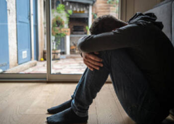 Κατάθλιψη – Συμπτώματα: Η βιταμίνη που έχει τη δύναμη να βελτιώσει τη διάθεση