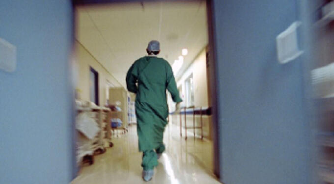 Άφωνοι οι γιατροί με τις πέτρες που βρήκαν στον νεφρό 20χρονης – Δεν έπινε καθόλου νερό, μόνο χυμούς και τσάι – Φώτο Σοκ