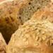 Όσοι τρώνε αυτό το ψωμί έχουν 33% μεγαλύτερο κίνδυνο θανάτου από καρκίνο του εντέρου