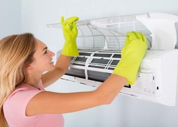 Πως να καθαρίσετε το κλιματιστικό σας εύκολα και απλά σε 3 βήματα για να παραμείνετε υγιείς φέτος το καλοκαίρι