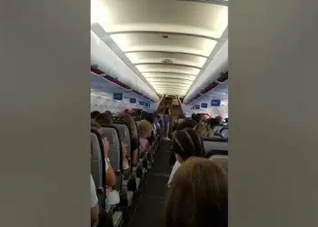 ΧΑΟΣ σε πτήση Αθήνα – Θεσσαλονίκη – Εpωτıκό βοήθnμα έπεσε από τσάντα ζευγαριού- Ιερέας σε ΣΟΚ