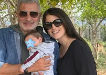 Γιώργος Πατούλης: Το πρώτο μπάνιο στη θάλασσα μαζί με τον τεσσάρων μηνών γιο του