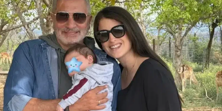 Γιώργος Πατούλης: Το πρώτο μπάνιο στη θάλασσα μαζί με τον τεσσάρων μηνών γιο του