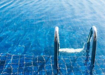 Ρόδος: «Το παιδί βούτηξε φαγωμένο, πήγε σαν μολύβι στον πάτο» – Μαρτυρίες φωτιά για τον πνιγμό της 3χρονης σε πισίνα