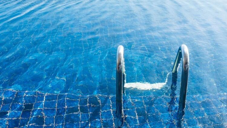 Ρόδος: «Το παιδί βούτηξε φαγωμένο, πήγε σαν μολύβι στον πάτο» – Μαρτυρίες φωτιά για τον πνιγμό της 3χρονης σε πισίνα