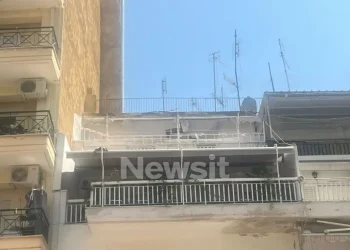 Θεσσαλονίκη: Εξοργιστικό βίντεο με τον σπαραγμό του μωρού που οι γονείς του το κλείδωσαν στο μπαλκόνι για να κοιμηθούν