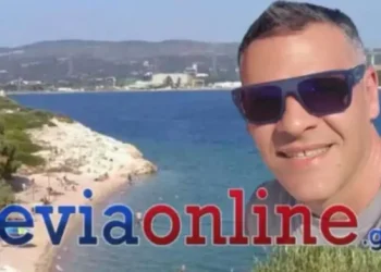 Αυτός είναι ο αστυνομικός: Έσωσε μητέρα και κόρη που παρασύρθηκαν με στρώμα θαλάσσης – «Βούτηξα χωρίς δεύτερη σκέψη»