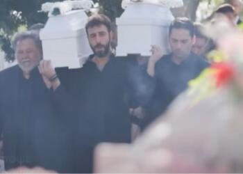 Κηδεία στη Γη της Ελιάς: Ανατριχιαστικές εικόνες των διδύμων με τα λευκά φέρετρα
