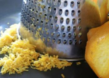 Έβαλε ένα λεμόνι στην κατάψυξη και όταν πάγωσε το έτριψε στον τρίφτη – Μόλις δείτε το λόγο θα μείνετε άφωνοι!