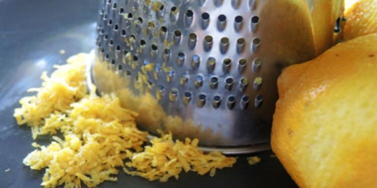 Έβαλε ένα λεμόνι στην κατάψυξη και όταν πάγωσε το έτριψε στον τρίφτη – Μόλις δείτε το λόγο θα μείνετε άφωνοι!