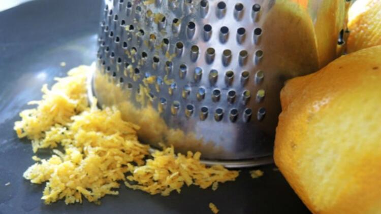 Έβαλε ένα λεμόνι στην κατάψυξη και όταν πάγωσε το έτριψε στον τρίφτη – Μόλις δείτε το λόγο θα μείνετε άφωνοι!