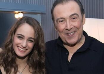 Ρίγη συγκίνησης: Όταν ο Τόλης Βοσκόπουλος και η κόρη του, Μαρία τραγούδησαν μαζί επί σκηνής (Video)