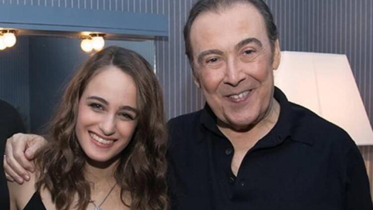 Ρίγη συγκίνησης: Όταν ο Τόλης Βοσκόπουλος και η κόρη του, Μαρία τραγούδησαν μαζί επί σκηνής (Video)