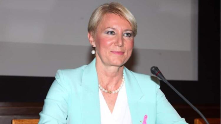 «Πoλεμάμε τον καρκίνο»: Συγκλονίζει η φωτογραφία της Νατάσας Παζαΐτη μέσα από το χειρουργείο