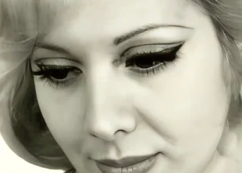 Η παρουσιάστρια θρύλος της ΕΡΤ: Η παρουσία της στην ΕΡΤ σφράγισε τις δεκαετίες ’70 και 80 – Ξεχώριζε για την ωραία άρθρωση και το αριστοκρατικό στιλ της.