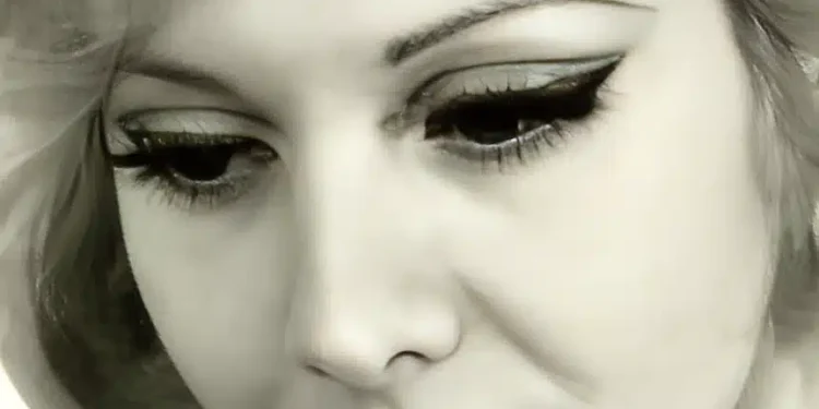 Η παρουσιάστρια θρύλος της ΕΡΤ: Η παρουσία της στην ΕΡΤ σφράγισε τις δεκαετίες ’70 και 80 – Ξεχώριζε για την ωραία άρθρωση και το αριστοκρατικό στιλ της.