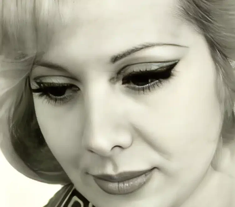 Η παρουσιάστρια θρύλος της ΕΡΤ: Η παρουσία της στην ΕΡΤ σφράγισε τις δεκαετίες ’70 και 80 – Ξεχώριζε για την ωραία άρθρωση και το αριστοκρατικό στιλ της.