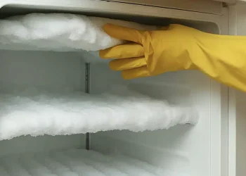 Απόψυξη εξπρές: O έξυπνο τρόπος για να καθαρίσετε τον πάγο από την κατάψυξη και να την κάνετε σαν καινούργια