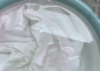 Μην πετάτε τα κιτρινισμένα άσπρα πουκάμισά σας