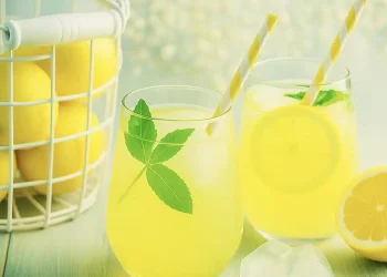Η πιο δροσιστική λεμονάδα χωρίς ζάχαρη – Έτοιμη σε 5 λεπτά με μόνο 3 υλικά