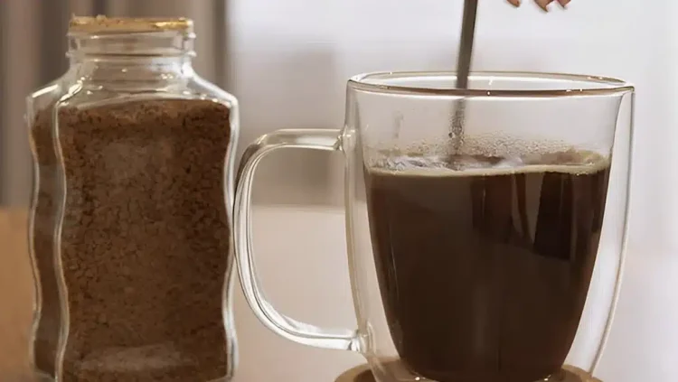 Προειδοποίηση σε όσους πίνουν στιγμιαίο καφέ – Ερευνητές τον συνδέουν με σοβαρή πάθηση