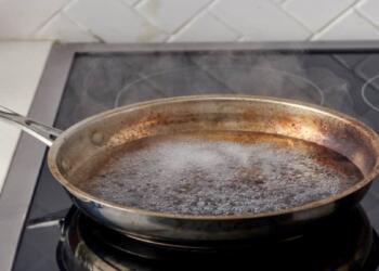 Καμένο τηγάνι; To απλό κόλπο με ένα υλικό για να το κάνεις να λάμψει ξανά