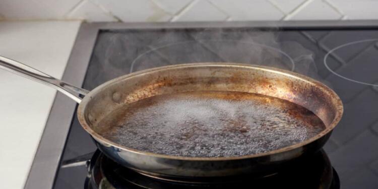 Καμένο τηγάνι; To απλό κόλπο με ένα υλικό για να το κάνεις να λάμψει ξανά