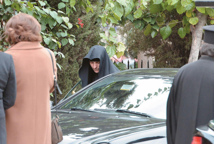 Η κόρη του ηθοποιού Πέτρου Φυσσούν και εγγονή του Κώστα Χατζηχρήστου σε μοναστήρι