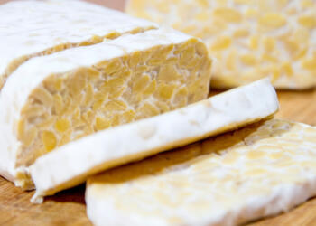 Η τροφή που δυναμώνει τα οστά, ενισχύει την υγεία του εντέρου και ρίχνει τη χοληστερόλη