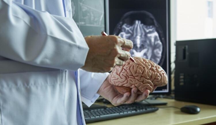 7 τροφές που δεν τρώει ποτέ ένας νευροχειρουργός για να διατηρήσει τον εγκέφαλό του υγιή