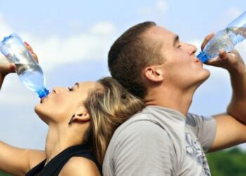 Προσοχή! Τι συνιστούν οι ειδικοί για όσους πίνουν εμφιαλωμένο νερό