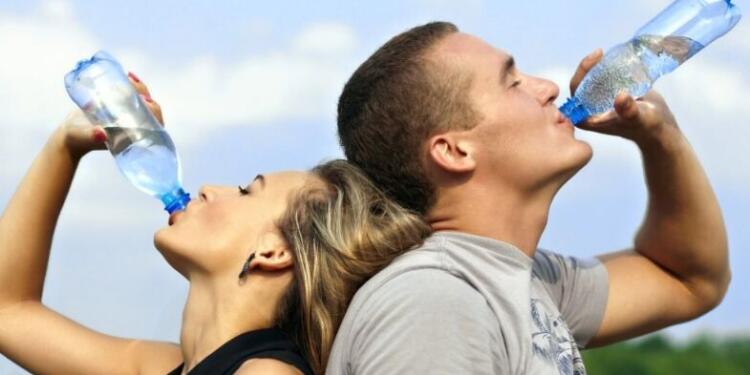 Προσοχή! Τι συνιστούν οι ειδικοί για όσους πίνουν εμφιαλωμένο νερό