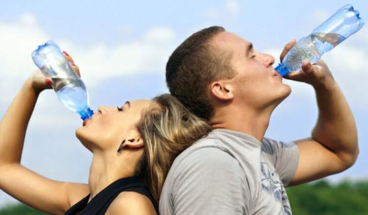 Προσοχή! Τι συνιστούν οι ειδικοί για όσους πίνουν εμφιαλωμένο νερό
