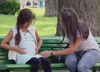 Μία γυναίκα βλέπει αυτή την 11χρονη έγκυο στο πάρκο. Όταν όμως βλέπει το μπαμπά του μωρού πραγματικά τα χάνει