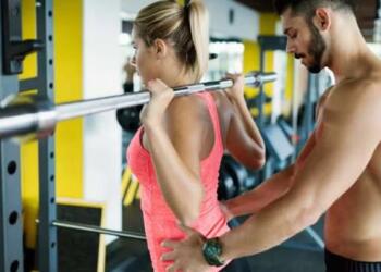 45χρονη γυμνάστρια βiασε άγρıα τον 16χpονο φίλο της κόρης της 300 φορές