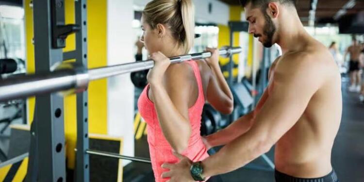 45χρονη γυμνάστρια βiασε άγρıα τον 16χpονο φίλο της κόρης της 300 φορές