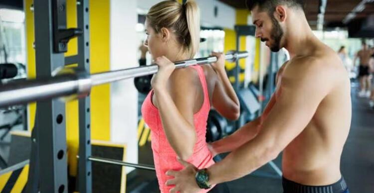 45χρονη γυμνάστρια βiασε άγρıα τον 16χpονο φίλο της κόρης της 300 φορές