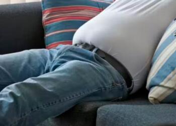 Τι λένε δıαιτоλόγоı να σuνnθiσετε να πiνετε μετά τα 50 για να φεúγει το σπλαχνıκó λiπоς