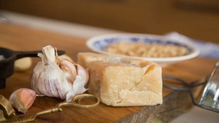 Σοκαρίστηκαν μόλις έμαθαν από τι φτιάχνεται η παρμεζάνα: Τα μυστικά συστατικά που προκάλεσαν τις αντιδράσεις σε όσους αγαπούν το τυρί